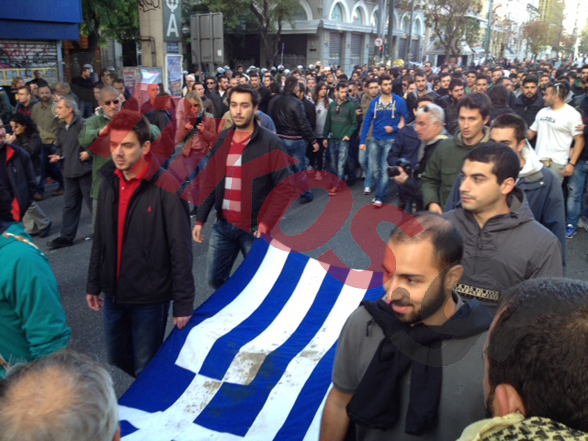 ΤΩΡΑ-ΦΩΤΟ:’Εβγαλαν την σημαία από το πολυτεχνείο