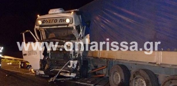 ΦΩΤΟ-Η νταλίκα στα Τέμπη