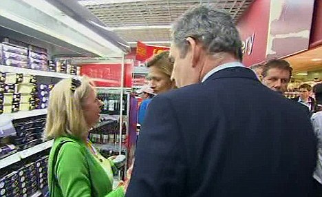 Ντύθηκε ναζί και πήγε για ψώνια