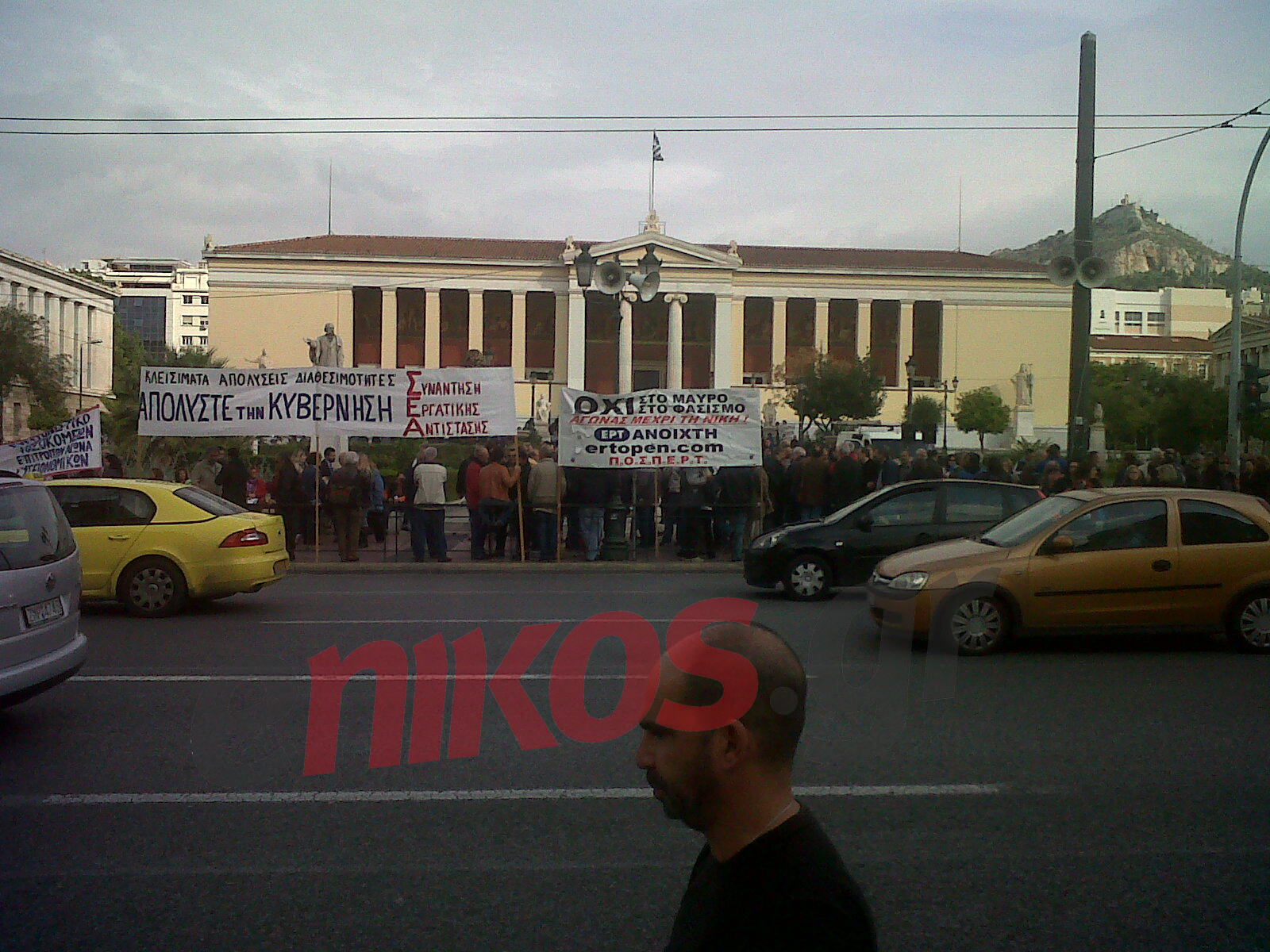 ΤΩΡΑ-ΦΩΤΟ-Διαμαρτυρία πρώην εργαζομένων της ΕΡΤ