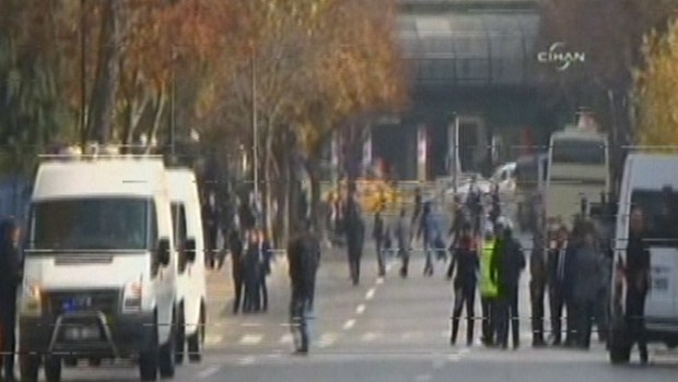 ΤΩΡΑ-Πυροβόλησαν ύποπτο βομβιστή αυτοκτονίας κοντά στο γραφείο του Ερντογάν