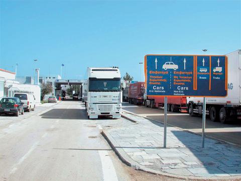 Οι οδηγοί φορτηγών καταγγέλλουν τους τελωνειακούς