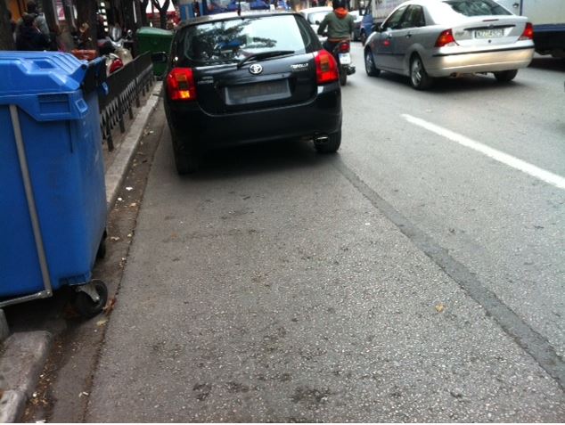 ΦΩΤΟ-Αφαιρούν πινακίδες διπλοπαρκαρισμένων