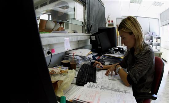 Έρχονται φόροι και απολύσεις