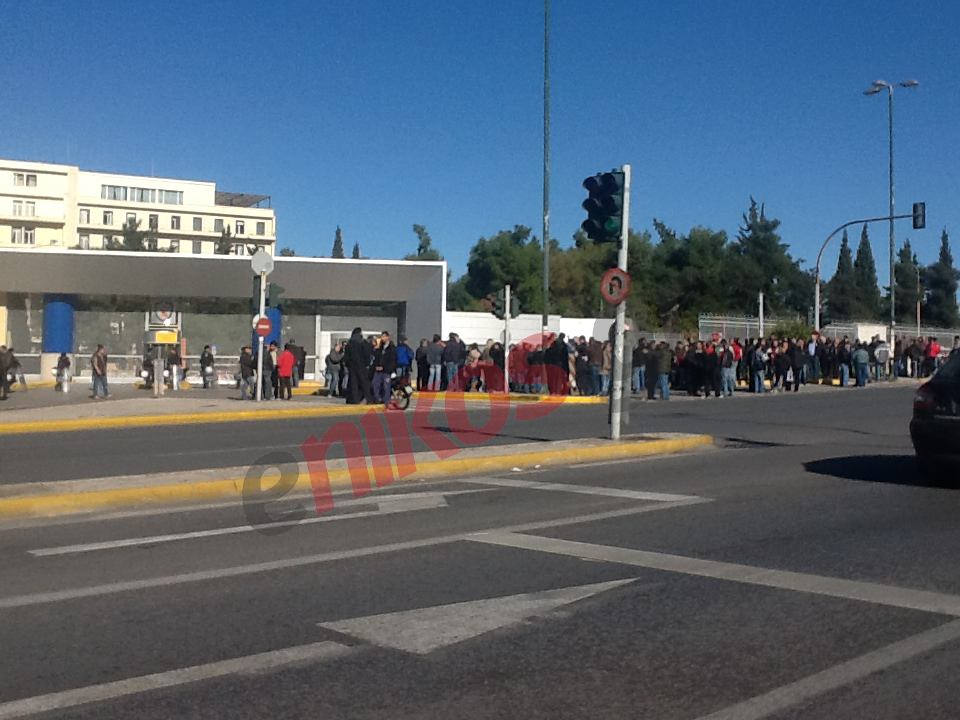 ΤΩΡΑ-Εργαζόμενοι έξω από το Πεντάγωνο