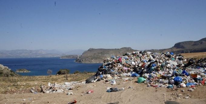 Ακτή από σκουπίδια…