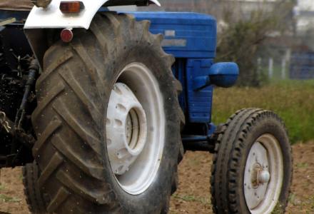 Tους λήστεψαν πάνω στο τρακτέρ