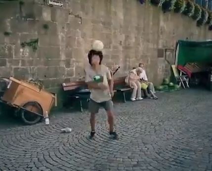 ΒΙΝΤΕΟ-Τα απίστευτα κόλπα του πιτσιρικά