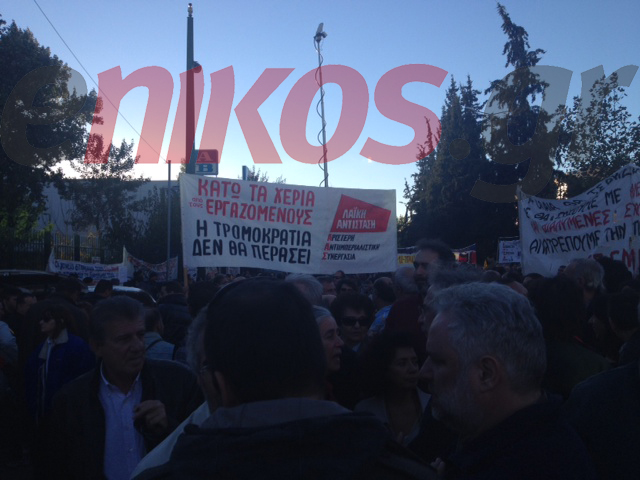 ΤΩΡΑ-ΦΩΤΟ:Κοσμοσυρροή έξω από την ΕΡΤ