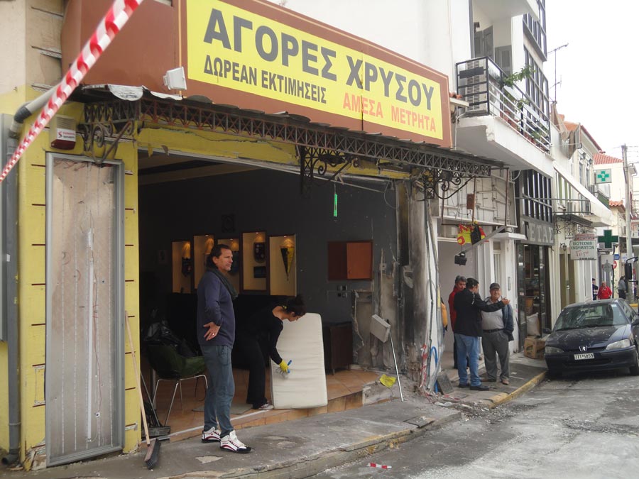 ΦΩΤΟ-Ο Τάσος Μητρόπουλος στο κατεστραμμένο ενεχυροδανειστήριο