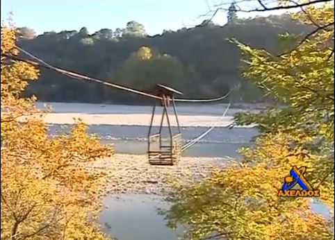 ΒΙΝΤΕΟ-Από την Θεσσαλία στην Ήπειρο με χειροκίνητο τελεφερίκ