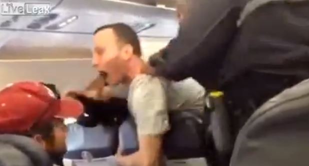 ΒΙΝΤΕΟ-Πανικός στην πτήση για Ατλάντα από τον επιβάτη με τη “βόμβα”