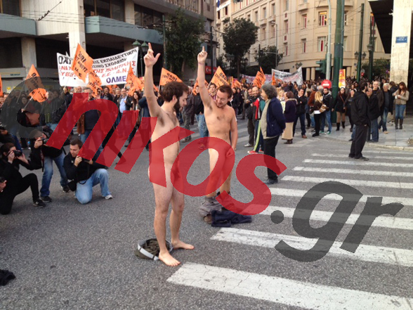 ΤΩΡΑ-ΦΩΤΟ: Έβγαλαν τα ρούχα τους στην πορεία