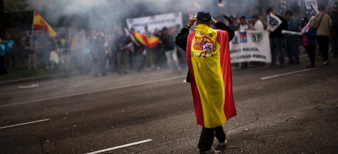 ΦΩΤΟ-Αστυνομικός έβγαλε το μάτι διαδηλώτριας