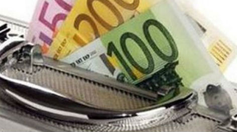 Παρέδωσε τσάντα με 2.800 ευρώ