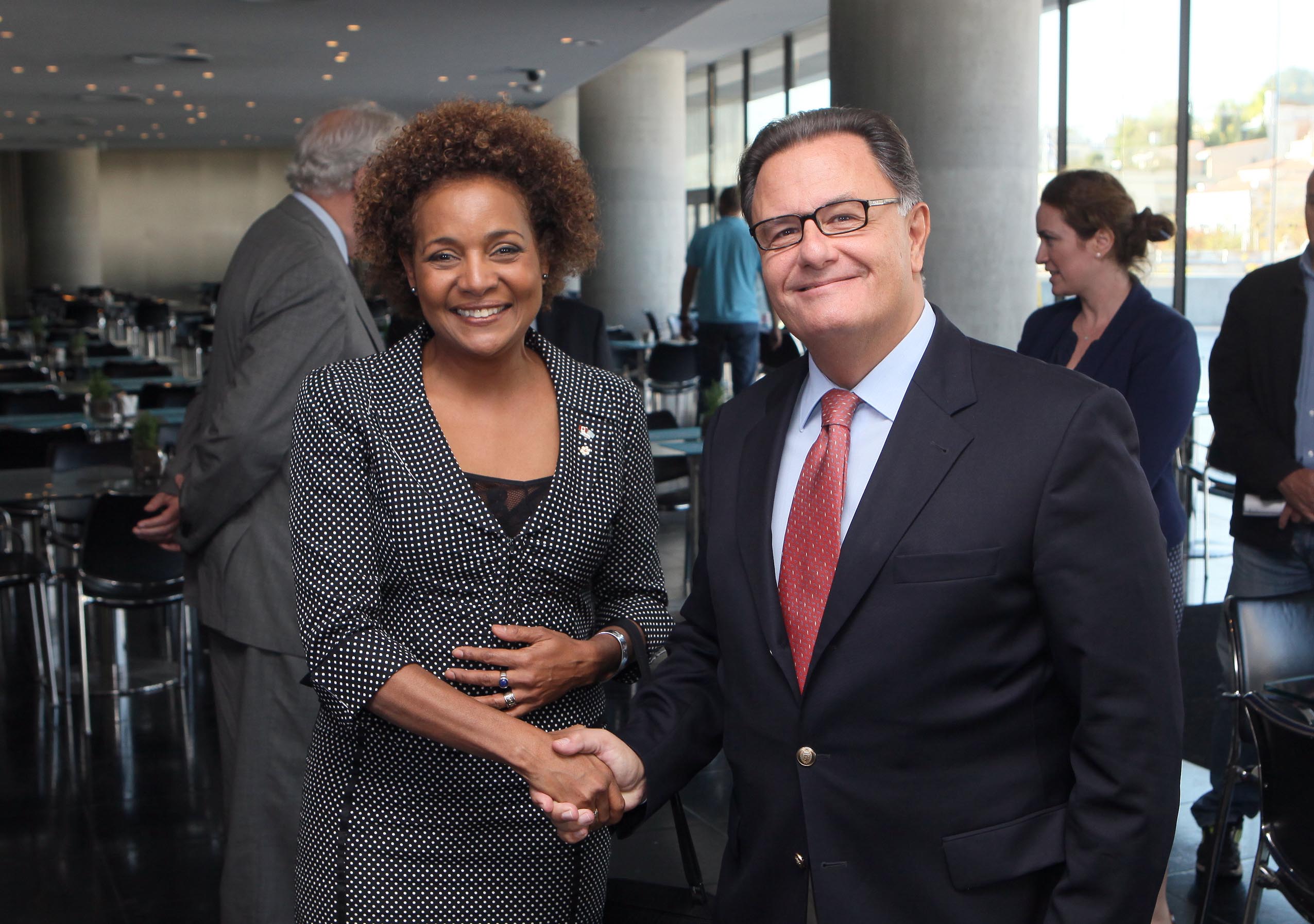 Γεύμα με φόντο τα γλυπτά του Παρθενώνα