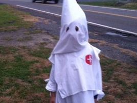 Οργή για τον 7χρονο της Κου Κλουξ Κλαν