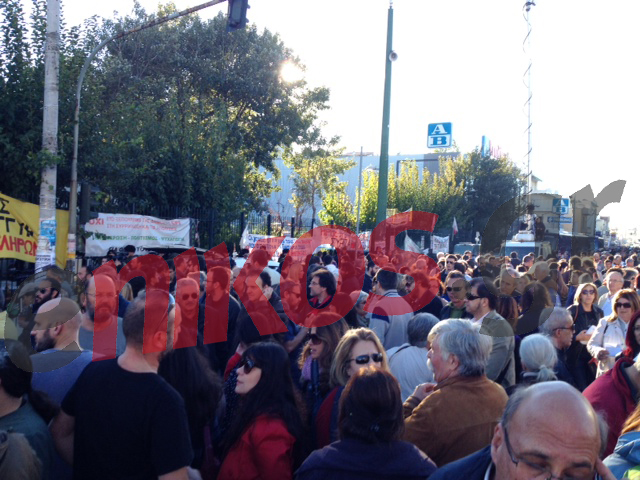 ΤΩΡΑ-ΦΩΤΟ: Οι συγκεντρωμένοι έξω από το Ραδιομέγαρο