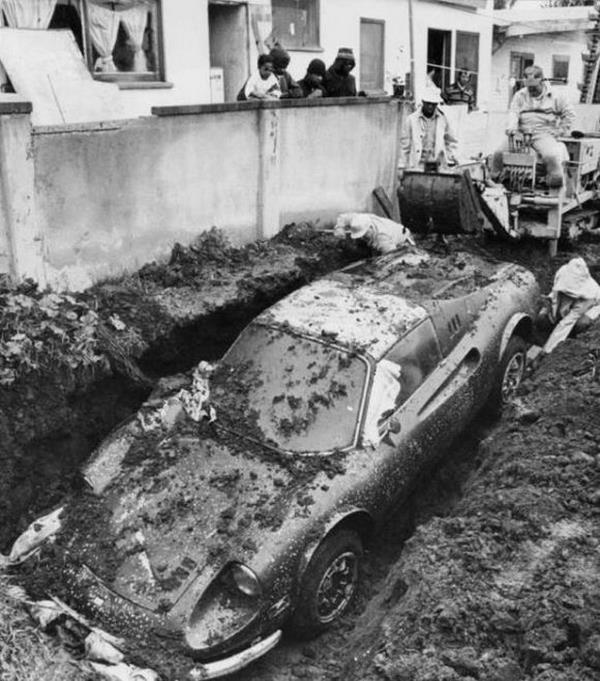 ΦΩΤΟ-Ferrari ήταν θαμμένη σε αυλή σπιτιού από το 1974