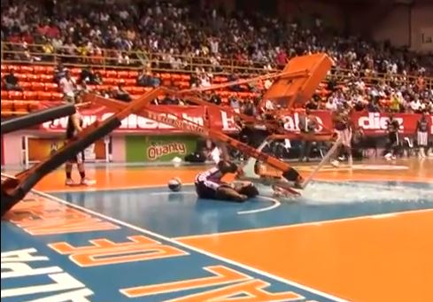 ΒΙΝΤΕΟ-Κάρφωσε και του ήρθε η μπασκέτα στο κεφάλι