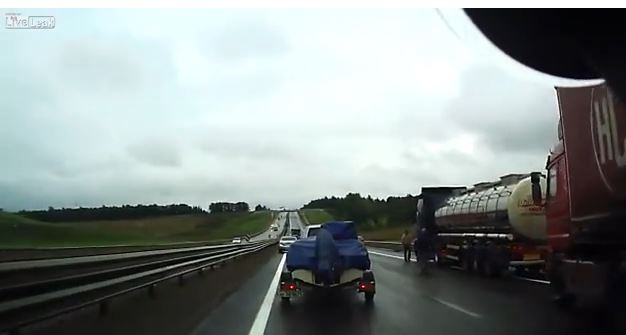 ΒΙΝΤΕΟ-Σύγκρουση φορτηγού με βυτιοφόρο
