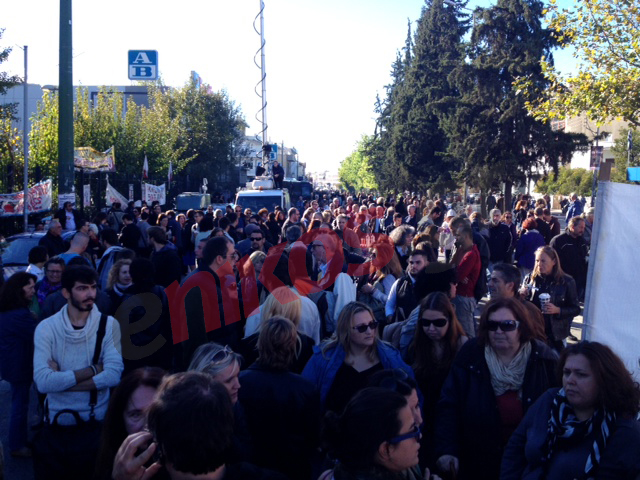 Τώρα:ΦΩΤΟ-Πλήθος κόσμου έξω από το Ραδιομέγαρο