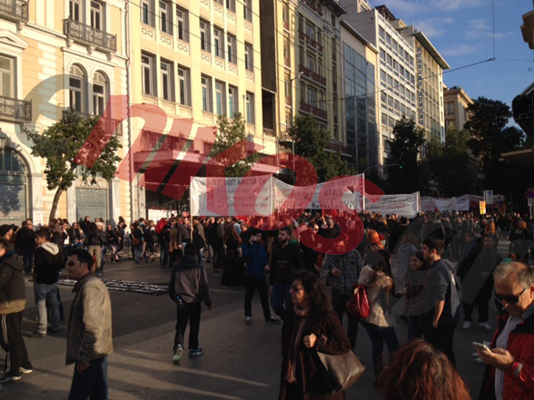 ΤΩΡΑ-ΦΩΤΟ:Κόσμος συγκεντρωμένος στην Κλαυθμώνος