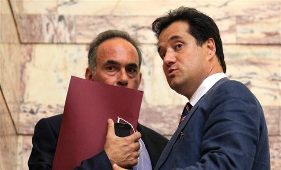 Μεταξύ σφύρας και άκμονος η κυβέρνηση