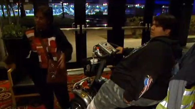 ΦΩΤΟ-“Είστε υπέρβαρος, έξω από το αεροπλάνο”