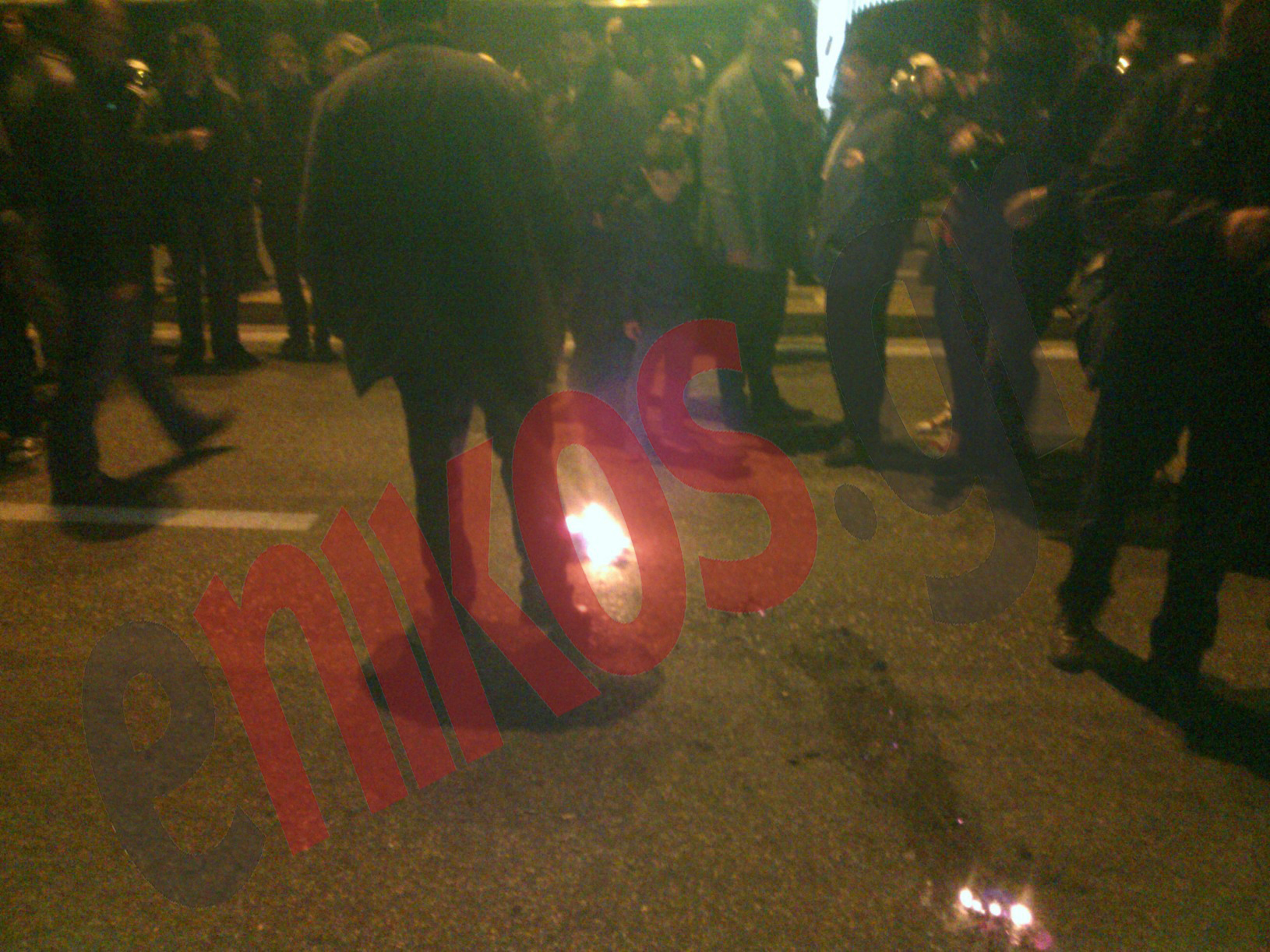 ΦΩΤΟ-‘Εκαψαν τη ναζιστική σημαία