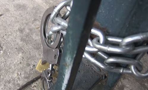 ΦΩΤΟ-Έκλεισαν την πόρτα της ΕΡΤ με χειροπέδες