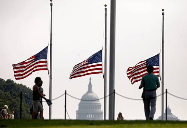 Μεσίστιες οι σημαίες για τον Κένεντι