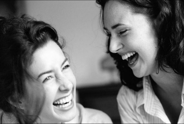 Νευρικό γέλιο: Τι συμβαίνει και δεν μπορούμε να σταματήσουμε;