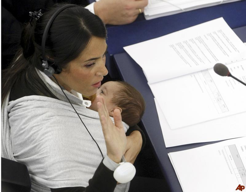 ΦΩΤΟ-Μαμά και κόρη πάντα μαζί στην Ευρωβουλή