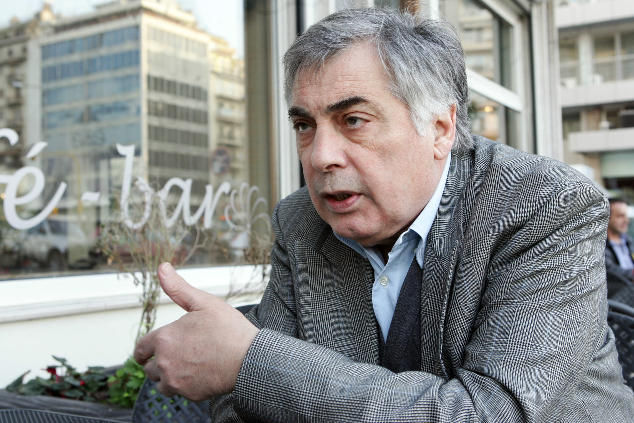 Ένα εκατομμύριο ζητάει ο πρύτανης