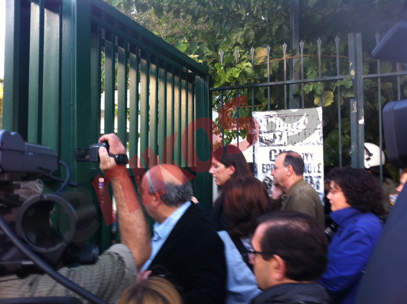 ΦΩΤΟ-Οι βουλευτές του ΣΥΡΙΖΑ στην είσοδο της ΕΡΤ