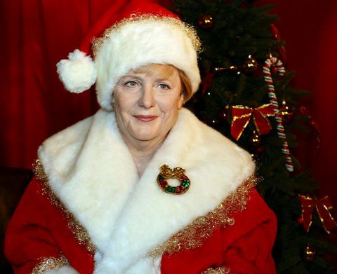 ΦΩΤΟ-Η Μέρκελ ντυμένη Άη Βασίλης