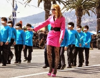 ΦΩΤΟ-Κι άλλη δασκάλα που “εντυπωσίασε” στην παρέλαση