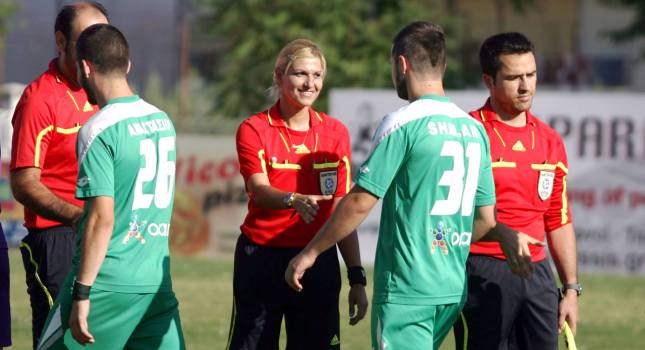 Η ξανθιά «σφυρίχτρα» που σώζει ζωές