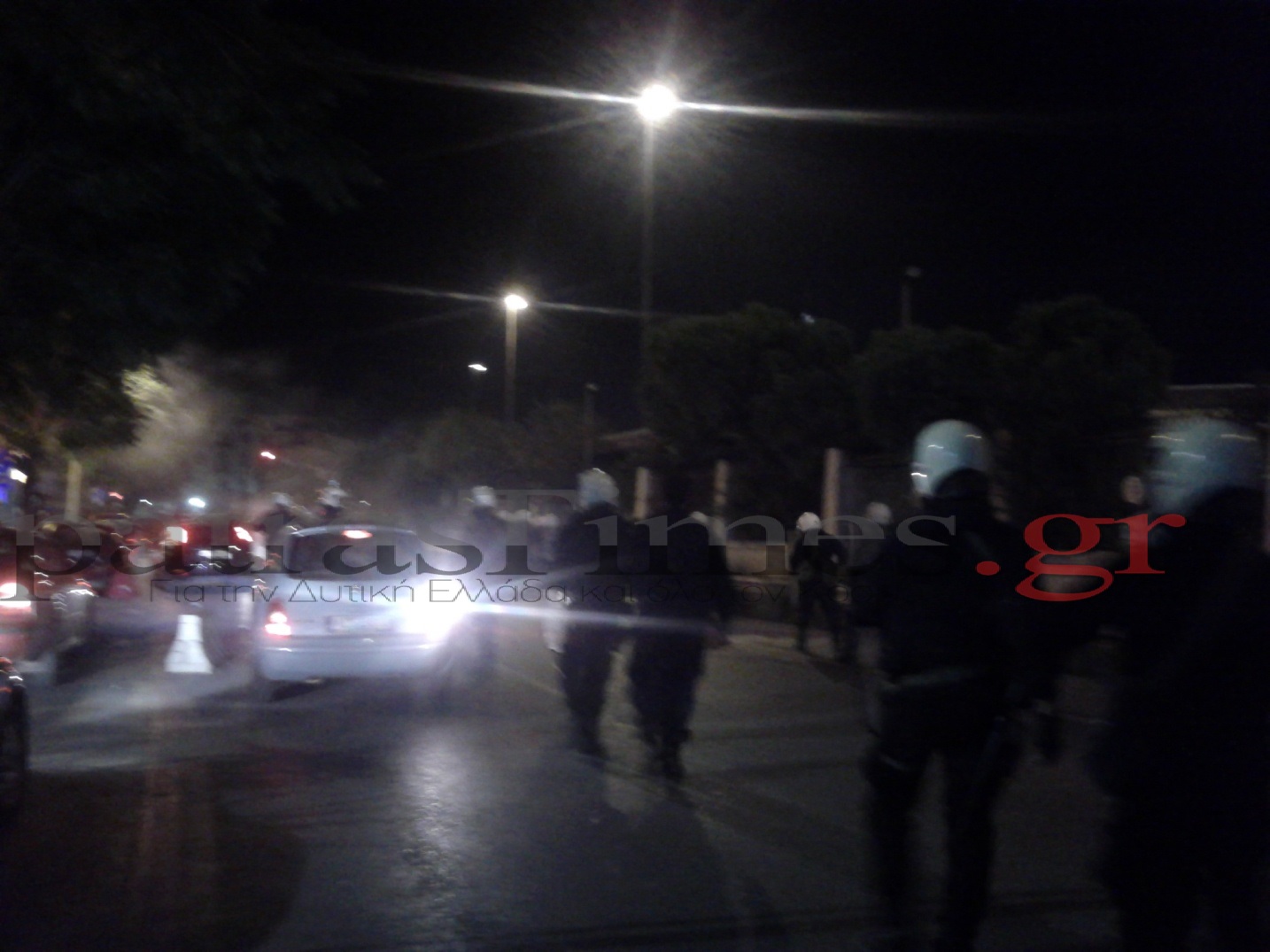 ΒΙΝΤΕΟ-Ένταση έξω από τα γραφεία της Χ.Α. στην Πάτρα