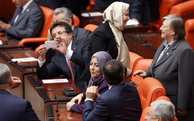 Παντελόνια για τις κυρίες της τουρκικής βουλής