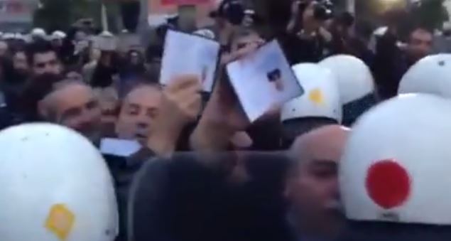 ΒΙΝΤΕΟ-Τα ΜΑΤ απωθούν βουλευτές