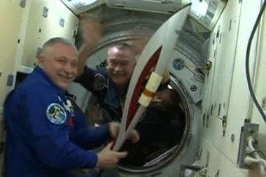 ΒΙΝΤΕΟ- Η Ολυμπιακή φλόγα στο διάστημα