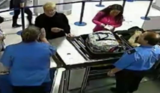 Γυμνές στο αεροδρόμιο