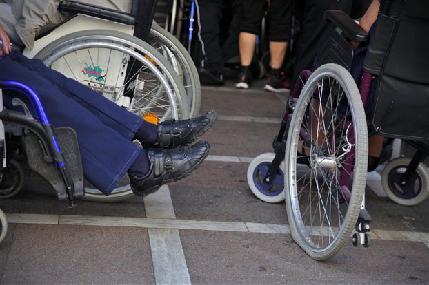 ΤΩΡΑ-Διαμαρτυρία ατόμων με αναπηρία έξω από το υπ. Εργασίας