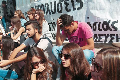 Θέατρο του παραλόγου στα ΑΕΙ