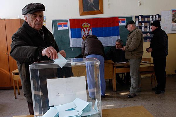 Κόσοβο: Μασκοφόροι επιτέθηκαν σε εκλογικό τμήμα