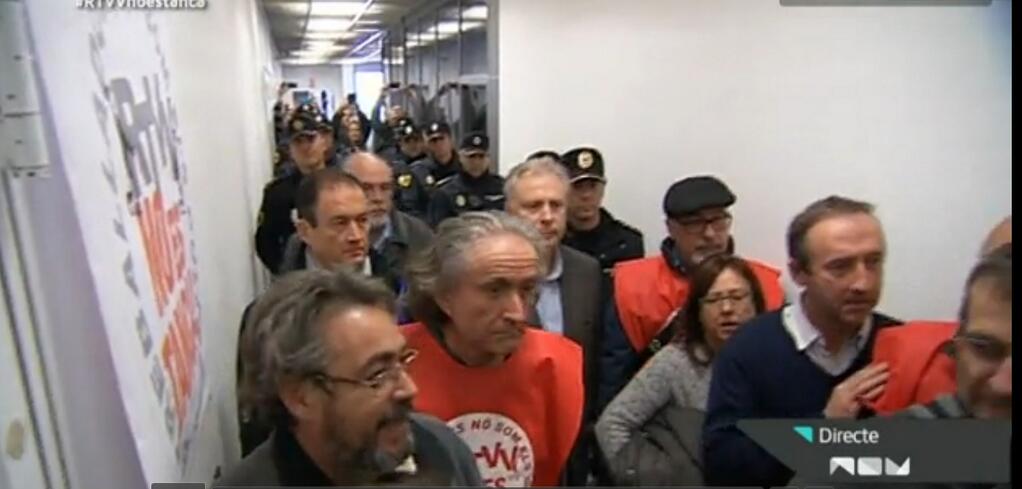 ΦΩΤΟ-Αστυνομική επέμβαση στην ισπανική «ΕΡΤ»