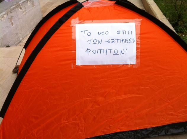 ΦΩΤΟ-Φοιτητές έστησαν σκηνές