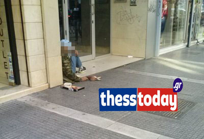 ΦΩΤΟ-Ζητιάνος ταΐζει τα περιστέρια